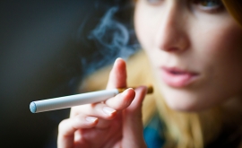 بسیاری از خانم های باردار تصور می کنند سیگارهای الکترونیکی نسبت به سیگارهای معمولی ایمن تر هستند