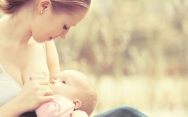 تغذیه با شیر مادر ممکن است مرحله مصرف غذاهای جامد را در نوزاد آسان کند